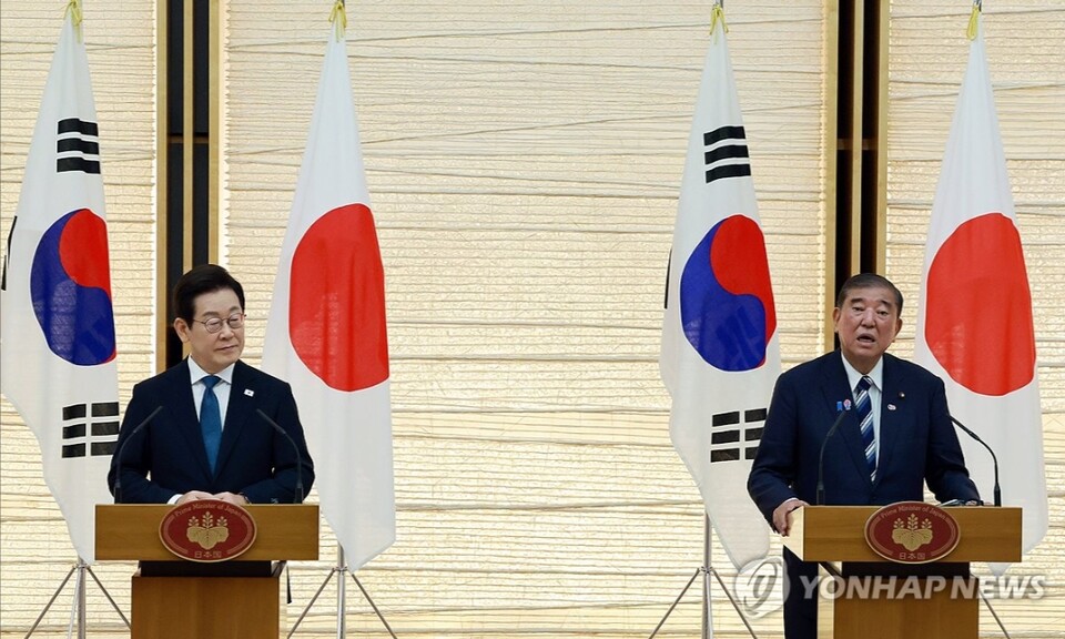 이재명 대통령(왼쪽)과 이시바 시게루 일본 총리가 23일 일본 도쿄 총리 관저에서 공동 언론 발표를 하고 있다.  [사진=연합뉴스]