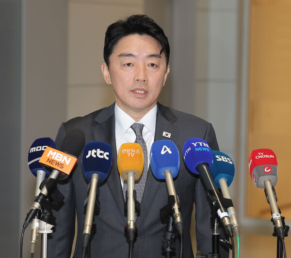  강훈식 대통령 비서실장이 24일 이재명 대통령의 미국 순방길 동행을 위해 인천국제공항 제2여객터미널을 통해 출국하기 전 취재진 질문에 답변하고 있다. [사진=연합뉴스]