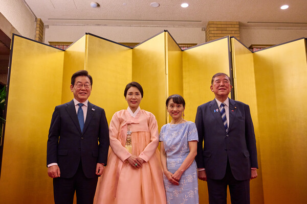  1박2일 일정으로 일본을 방문한 이재명 대통령과 김혜경 여사가 23일 일본 도쿄 총리 관저에서 이시바 시게루 일본 총리, 부인 이시바 요시코 여사와 양국 정상 부부 친교 행사를 하며 기념촬영을 하고 있다. [사진=연합뉴스]