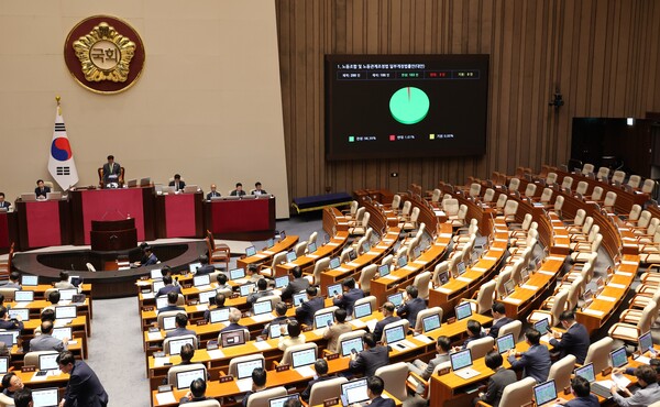24일 국회 본회의에서 '노동조합 및 노동관계조정법 일부개정법률안(노란봉투법)'이 여당 주도로 통과되고 있다. [사진=연합뉴스]