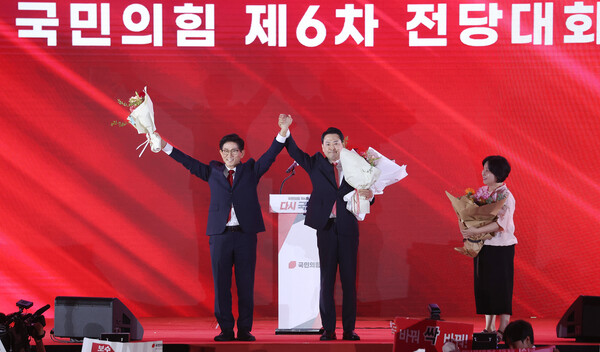 지난 22일 충북 청주오스코에서 열린 국민의힘 제6차 전당대회에서 당대표 결선투표에 오른 김문수·장동혁 후보가 당원들에게 인사하고 있다. [사진=연합뉴스]