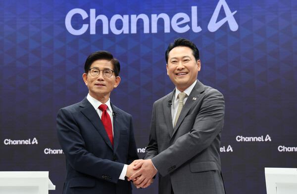 국민의힘 당 대표 선거 결선에 진출한 김문수·장동혁 후보가 23일 서울 채널A 광화문 스튜디오에서 열린 방송토론회에서 기념촬영을 하고 있다. [사진=연합뉴스]