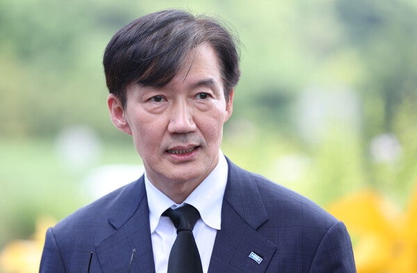 조국혁신당 조국 혁신정책연구원장이 25일 오전 경남 김해시 진영읍 봉하마을에서 노무현 전 대통령 묘역 참배 후 취재진 질문에 답하고 있다. [사진=연합뉴스]