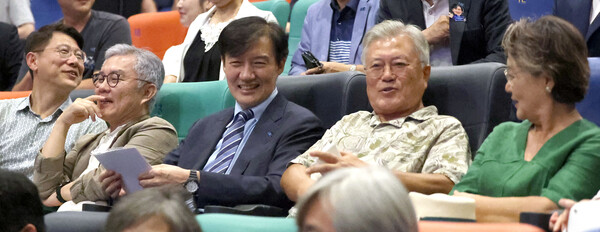 문재인 전 대통령 내외와 조국혁신당 조국 혁신정책연구원장 등이 24일 오후 경남 양산시 물금읍 메가박스 양산증산점에서 영화 '다시 만날, 조국' 관람을 앞두고 객석에 앉아 있다. 왼쪽 두 번째부터 더불어민주당 최강욱 교육연수원장, 조국 위원장, 문 전 대통령, 김정숙 여사. [사진=연합뉴스]