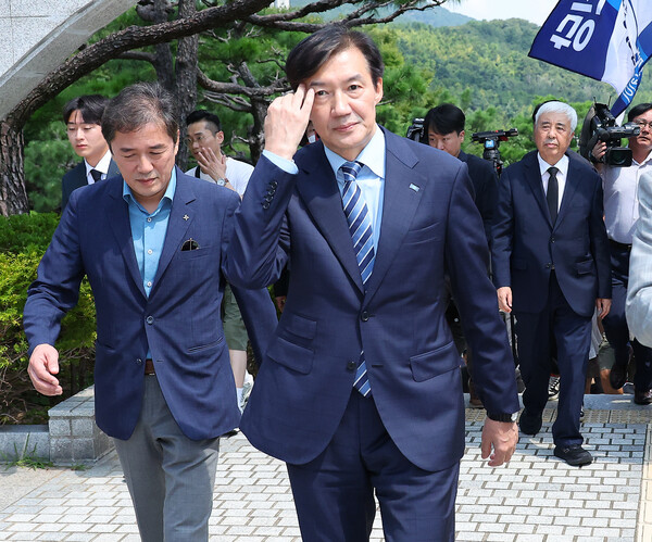 조국혁신당 조국 전 대표가 24일 부산 중구 부산민주공원을 찾아 참배한 뒤 이동하고 있다. 부산민주공원은 조 전 대표가 조국혁신당 창당 선언을 한 장소다. [사진=연합뉴스]