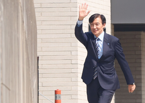 조국혁신당 조국 혁신정책연구원장이 24일 오후 경남 양산시 하북면 평산마을 문재인 전 대통령 사저에서 내부로 이동하고 있다. [사진=연합뉴스]