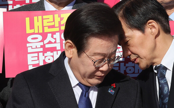 정치적 부담을 안고 정권 초기 사면을 해야 하냐는 민주당 내의 반대 기류에도 불구하고 사면 결정을 내리면서 사면 초기 조심스러운 행보를 내심 기대했던 것과는 달리 정치적 광폭 행보를 보이면서 이를 두고 곱지 않은 시선이 일고 있다. 지난해 '국민의힘 규탄 및 탄핵소추안 가결 촉구 제 시민사회 및 야5당 공동기자회견'에서 당시 더불어민주당 이재명 대표와 조국혁신당 조국 대표가 대화하고 있다. [사진=연합뉴스]