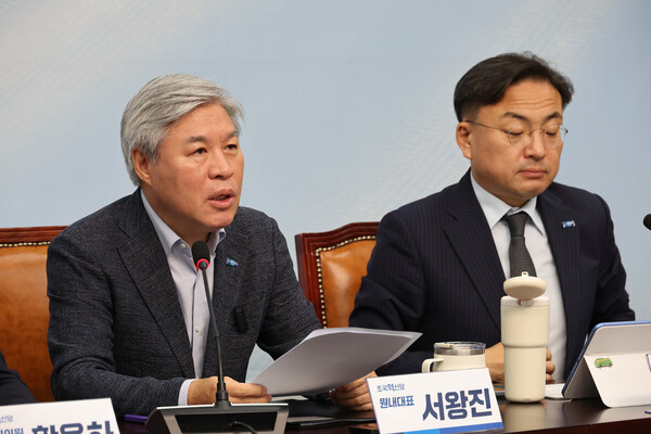 서왕진 조국혁신당 원내대표는 25일 국회에서 열린 최고위원회의 모두발언에서 조국 혁신정책연구원장을 둘러싼 민주당 일각의 '충고와 조언'에 대해 "진영 내 과도한 견제로 활동을 위축시키는 것은 오히려 국민의힘의 부당한 주장에 힘을 실을 뿐"이라고 말했다. [사진=연합뉴스]