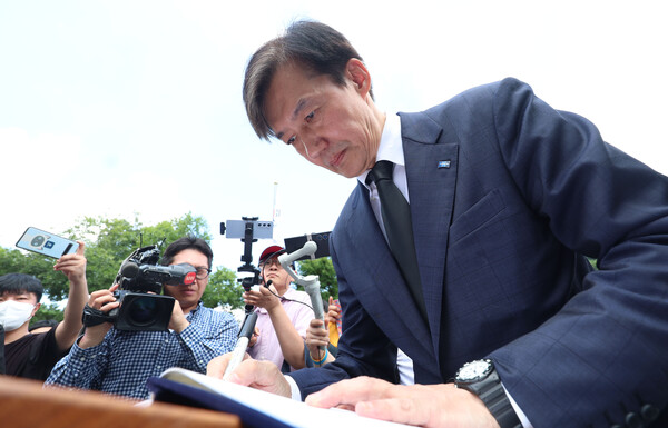 조국혁신당 조국 혁신정책연구원장이 25일 오전 경남 김해시 진영읍 봉하마을에서 노무현 전 대통령 묘역 참배 후 방명록을 작성하고 있다. [사진=연합뉴스]