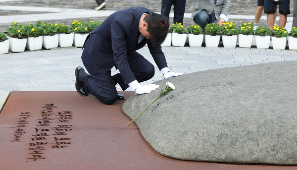 조국혁신당 조국 혁신정책연구원장이 25일 오전 경남 김해시 진영읍 봉하마을 노무현 전 대통령 묘역을 참배하고 있다. 조 원장은 전날에는 지난해 창당을 선언했던 부산민주공원을 찾아 참배한 뒤, 양산으로 이동해 문재인 전 대통령을 예방했다. [사진=연합뉴스]