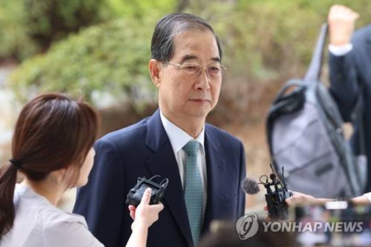 내란특검팀은 한덕수 전 국무총리에 구속영장을 청구했다. 한 전 총리가 지난 22일 '12·3 비상계엄' 관련 내란·외환 사건을 수사하는 조은석 특별검사팀 사무실이 마련된 서울 서초구 서울고등검찰청으로 출석하고 있다. [사진=연합뉴스]