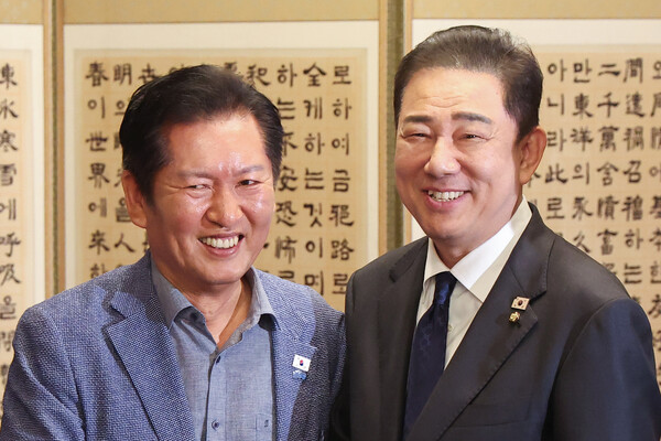 더불어민주당 정청래 대표와 김병기 원내대표가 14일 서울 종로구 총리 공관에서 열린 당·정·대(더불어민주당·정부·대통령실) 고위급 만찬회동에서 만나 밝은 표정으로 악수하고 있다. [사진=연합뉴스]