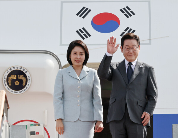 유엔총회 참석차 출국하는 이재명 대통령과 김혜경 여사가 22일 성남 서울공항에서 공군 1호기에 탑승하며 환송객들을 향해 인사하고 있다. [사진=연합뉴스]