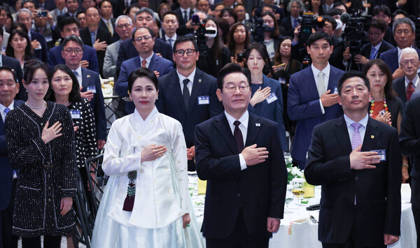 유엔총회 참석차 미국을 방문한 이재명 대통령이 22일(현지시간) 뉴욕의 한 호텔에서 열린 동포간담회에서 참석자들과 함께 국기에 경례하고 있다. [사진=연합뉴스]