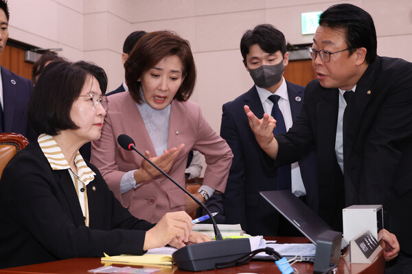  22일 서울 여의도 국회 법제사법위원회에서 열린 '건진법사 관봉권 띠지' 분실 관련 검찰개혁 입법청문회에서 국민의힘 나경원 의원이 더불어민주당 소속 추미애 위원장의 질서유지권 발동에 항의하고 있다. [사진=연합뉴스]