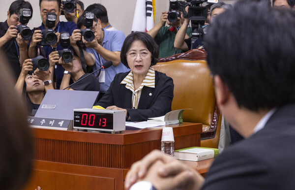추미애 국회 법제사법위원장이 16일 서울 여의도 국회에서 열린 법사위 전체회의에서 민주당 박지원 의원에게 무리한 발언을 한 국민의힘 곽규택 의원에게 경고를 하고 있다. [사진=연합뉴스]
