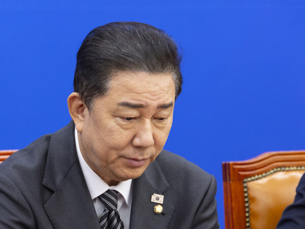 더불어민주당 김병기 원내대표가 23일 국회에서 열린 원내대책회의에서 발언을 마친 뒤 생각에 잠겨 있다. [사진=연합뉴스]