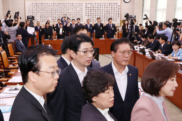  22일 국회 법제사법위원회에서 열린 '건진법사 관봉권 띠지' 분실 관련 검찰개혁 입법청문회에서 증인들이 선서하고 있다. 선서가 진행되는 동안 국민의힘 의원들은 추미애 위원장의 질서유지권 발동에 대해 항의하고 있다. [사진=연합뉴스]