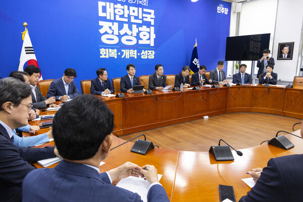 더불어민주당 김병기 원내대표가 23일 국회에서 열린 원내대책회의에서 정기국회 내 쟁점법안 처리 의지를 밝히고 있다. [사진=연합뉴스]