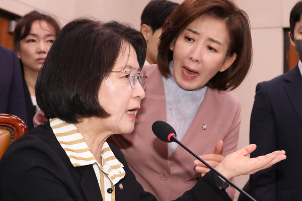 22일 서울 여의도 국회 법제사법위원회에서 열린 '건진법사 관봉권 띠지' 분실 관련 검찰개혁 입법청문회에서 국민의힘 나경원 의원이 더불어민주당 소속 추미애 위원장의 질서유지권 발동에 항의하고 있다. [사진=연합뉴스]