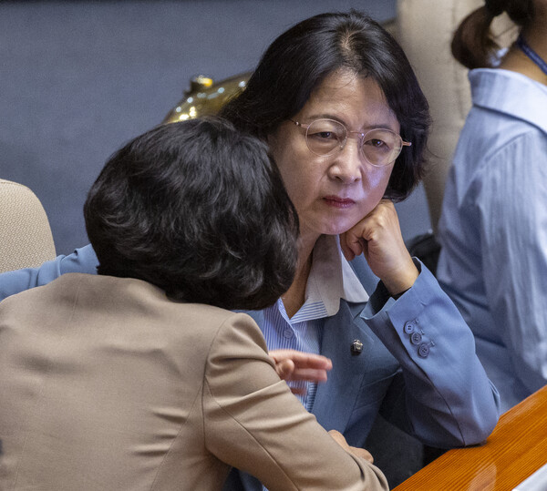 국회 법제사법위원장인 더불어민주당 추미애 의원 17일 국회 본회의장에서 열린 경제에 관한 대정부 질문에 참석해 서미화 의원과 대화하고 있다. [사진=연합뉴스]
