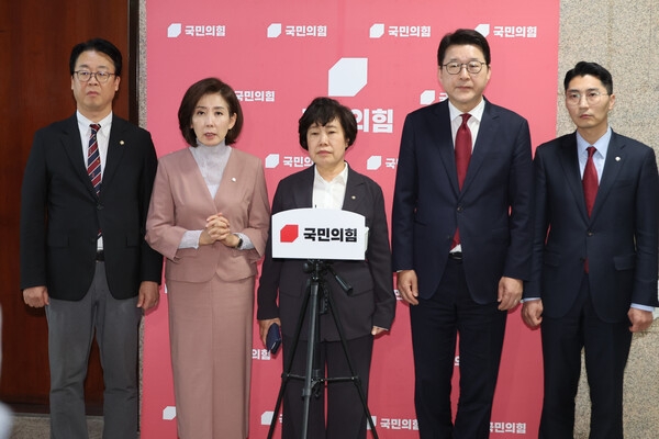  국민의힘 소속 법제사법위원들이 22일 서울 여의도 국회에서 추미애 법사위원장의 질서유지권 발동에 대해 비판하는 기자회견을 하고 있다. 왼쪽부터 곽규택·나경원·조배숙·신동욱·박준태 의원. [사진=연합뉴스]
