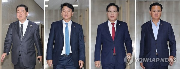 더불어민주당 김병기 원내대표(왼쪽부터), 문진석 원내수석부대표, 국민의힘 송언석 원내대표, 유상범 원내수석부대표가 23일 서울 여의도 국회에서 정부조직법 개정안 등을 논의하기 위해 이동하고 있다.