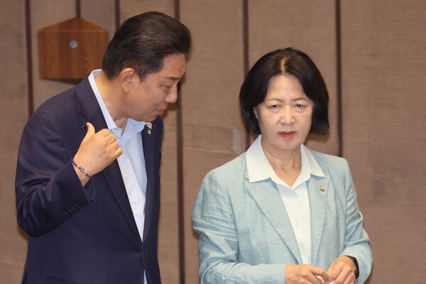 8월 24일 김병기 원내대표와 추미애 법제사법위원장이 국회 본회의에서 '노란봉투법' 표결이 진행되는 동안 대화하고 있다. [사진=연합뉴스]