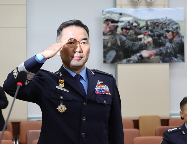 진영승 합동참모의장 후보자가 24일 서울여의도 국회 국방위원회 전체회의서 경례하고 있다. [사진=연합뉴스]