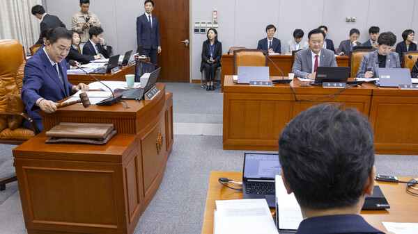 김병기 국회 운영위원회 위원장이 24일 국회에서 열린 운영위원회 전체 회의를 시작하고 있다. [사진=연합뉴스]