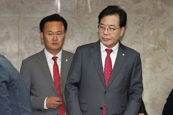 국민의힘 송언석 원내대표와 유상범 원내수석부대표가 24일 서울 여의도 국회에서 열린 긴급 의원총회에 참석하고 있다. [사진=연합뉴스]