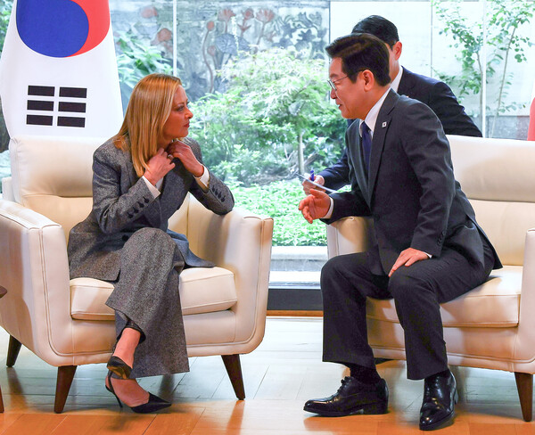 이재명 대통령과 조르자 멜로니 이탈리아 총리가 24일(현지시간) 미국 뉴욕 주유엔대한민국대표부에서 정상회담을 하고 있다. [사진=연합뉴스]