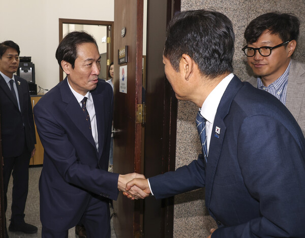 더불어민주당 정청래 대표(오른쪽)와 우상호 대통령실 정무수석이 25일 국회 민주당 대표실에서 금융정책ㆍ감독분리 관련 긴급 고위 당·정·대 회의를 마친 뒤 악수하고 있다. [사진=연합뉴스]