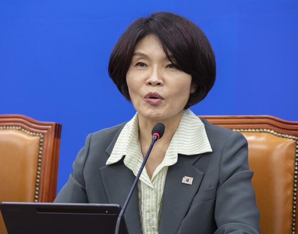 더불어민주당 한정애 정책위의장이 25일 국회에서 열린 정책조정회의에서 발언하고 있다. [사진=연합뉴스]