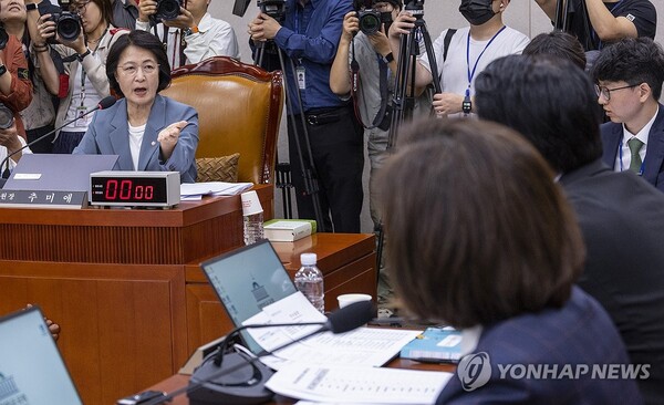 추미애 국회 법제사법위원장이 24일 국회에서 열린 법제사법위원회 전체 회의에서 국민의힘 나경원, 곽규택 의원이 2025년 국정감사 증인 출석안을 두고 항의하자 이를 반박하고 있다. [사진=연합뉴스]