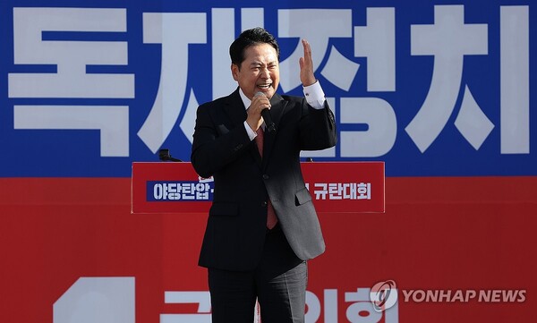 국민의힘 장동혁 대표가 21일 대구 동구 동대구역 광장에서 열린 '야당탄압·독재정치 국민 규탄대회'에서 발언하고 있다. [사진=연합뉴스]