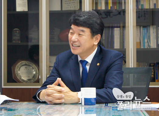 국회 상임위 국토위 위원인 더불어민주당 문진석 의원이 24일 폴리뉴스와 인터뷰에서 "주택공급에 있어서는 민간보다는 공공이 주도적으로 추진력을 발휘해야 한다"고  강조했다. [사진=폴리뉴스]