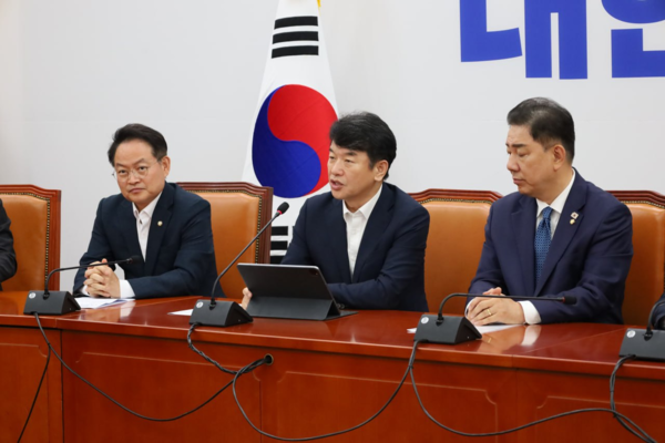 더불어민주당 원내대책회의에서 원내수석부대표로 문진석 원내운영수석(가운데)이 발언하고 있다. [사진= 문진석 의원실 제공]