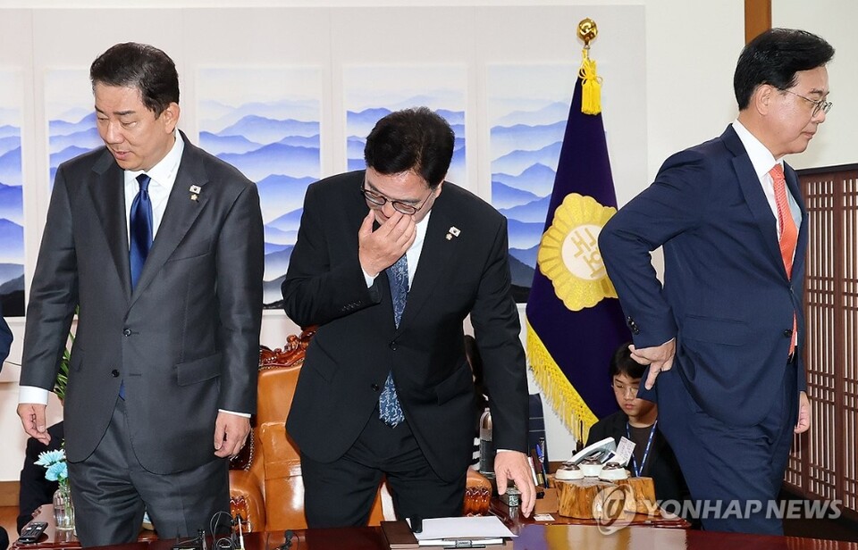 우원식 국회의장과 김병기, 송언석 여야 원내대표들이 25일 국회 본회의에 앞서 회동했으나 정부조직법개편 수정안 등에 합의하지 못하고 결렬됐다. [사진=공동취재=연합뉴스]