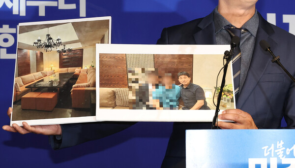 더불어민주당 노종면 선대위 대변인이 5월19일 서울 여의도 당사에서 "윤석열 전 대통령의 내란 혐의 사건 재판장인 지귀연 서울중앙지법 부장판사가 유흥업소에서 접대받았다"라는 의혹을 제기하며 관련 사진을 공개하고 있다. [사진=연합뉴스]