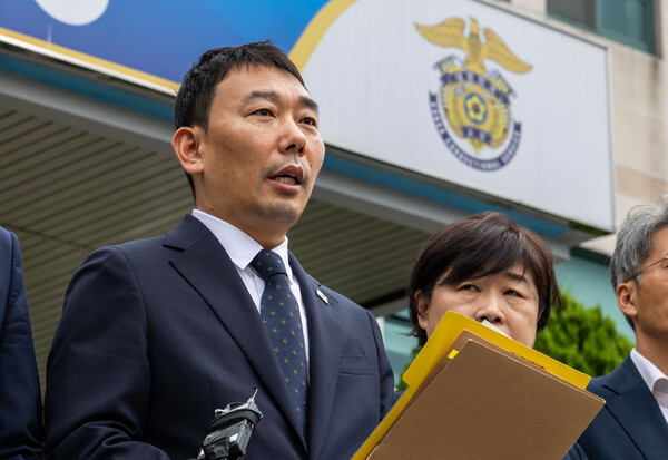 국회 법사위 소속 더불어민주당 김용민 간사가 9월1일 경기도 의왕시 서울구치소에서 열린 현장검증을 마치고 브리핑을 하고 있다. 법사위는 윤석열 전 대통령 수감 중 특혜 제공 여부를 확인하고 특검 출석 요구 당시 윤 전 대통령이 옷을 벗고 버티는 과정이 있었는지 여부를 CCTV 등의 영상기록으로 열람했다. [사진=연합뉴스]