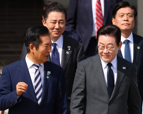 유엔총회 참석차 출국하는 이재명 대통령이 22일 성남 서울공항에서 공군 1호기로 향하며 더불어민주당 정청래 대표와 대화하고 있다. [사진=연합뉴스]