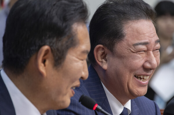 더불어민주당 정청래 대표와 김병기 원내대표가 9월15일 국회에서 열린 최고위원회의 도중 서로 활짝 웃고 있다. 정 대표는 최고위 공개 발언을 끝내면서 김 원내대표에게 지난 주 여야 원내 협상을 두고 당내 갈등이 표면화 된 것을 사과 발언을 했고 김 대표도 활짝 웃으며 손을 내밀어 악수했다.[사진=연합뉴스]