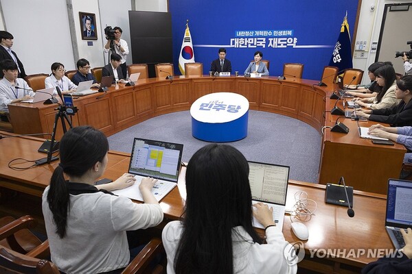 더불어민주당 전현희 최고위원이 28일 국회에서 기자간담회 갖고 '조희대 청문회' 관련 발언하고 있다. [사진=연합뉴스]