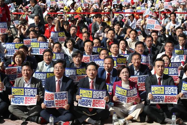 국민의힘 장동혁 대표와 송언석 원내대표를 비롯한 국민의힘 의원들, 당협위원장 등이 21일 대구 동구 동대구역 광장에서 열린 야당탄압·독재정치 국민 규탄대회에 참석해 구호를 외치고 있다. [사진=연합뉴스]