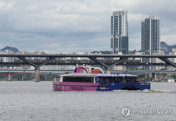서울시의 한강버스가 29일, 정식 운행 열흘 만에 결국 운항을 전면 중단했다 [사진=연합뉴스]