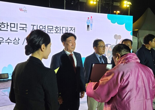 박승대 포항문화원장이 26일 경남 김해에서 열린 '2025 전국 문화원 박람회' 시상식에서 종합경영 부문 우수상을 수상하고 있다. / 사진=포항문화원