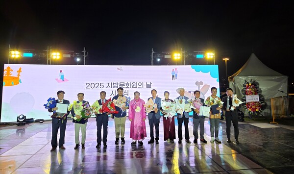 각 부문 수상자들이 기념 촬영을 하고 있다. / 사진=포항문화원