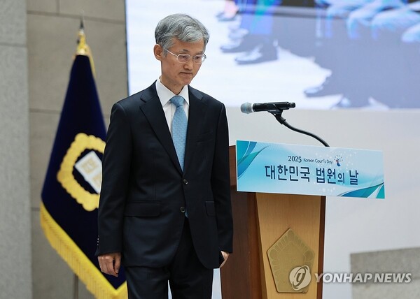 조희대 대법원장이 12일 서울 서초구 대법원에서 열린 '2025 대한민국 법원의 날 기념식'에서 기념사를 마친 뒤 자리로 돌아가고 있다. [사진=연합뉴스]