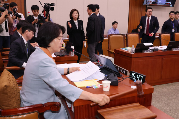  30일 국회 법제사법위원회 전체회의에서 더불어민주당 추미애 위원장이 대법원에 대한 현장검증 실시계획서 채택의 건을 의결하며 의사봉을 두드리고 있다. 이에 반대하는 국민의힘 나경원 의원 등 위원들이 항의하며 회의장을 나가고 있다.[사진=연합뉴스]